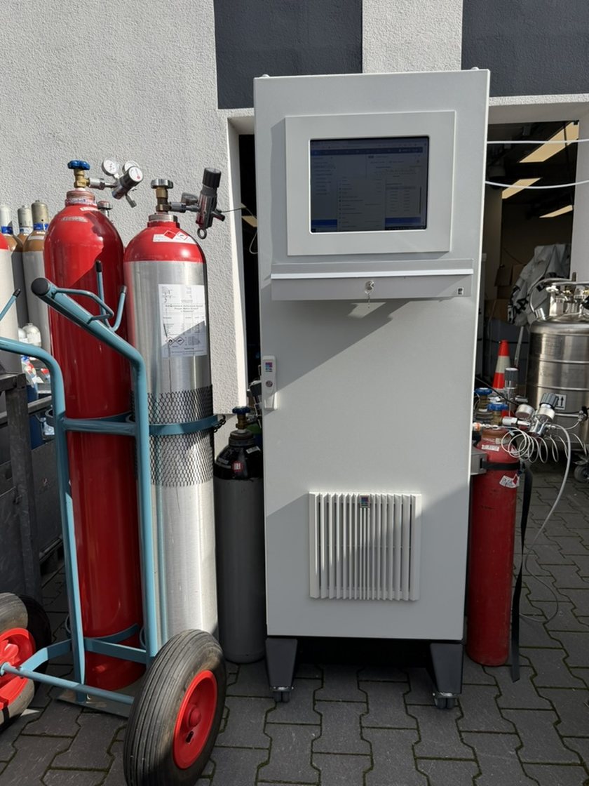 Dr. Ryll Lab GmbH:s mobila mätskåp med pekskärm i fronten, uppställt bredvid gasflaskor