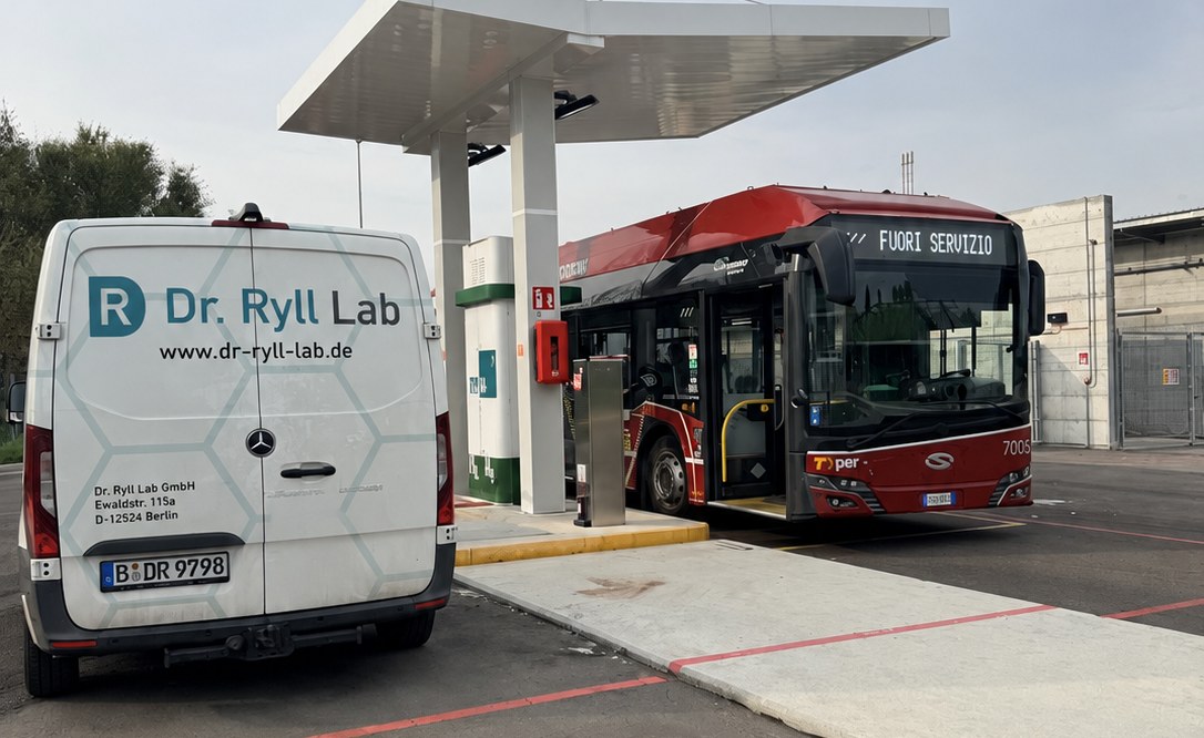 Veicolo di misura di Dr. Ryll Lab GmbH accanto a un autobus a idrogeno presso l'impianto di rifornimento di TPER a Bologna